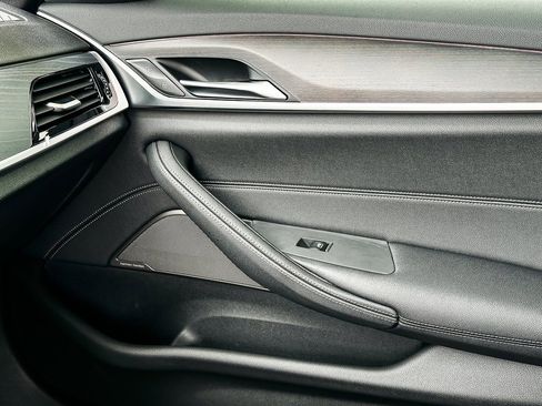 Certified 2022 BMW 530i w/ Premium Package image 24