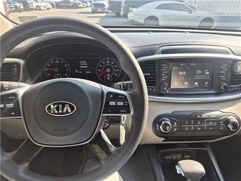 Used 2019 Kia Sorento FWD image 11