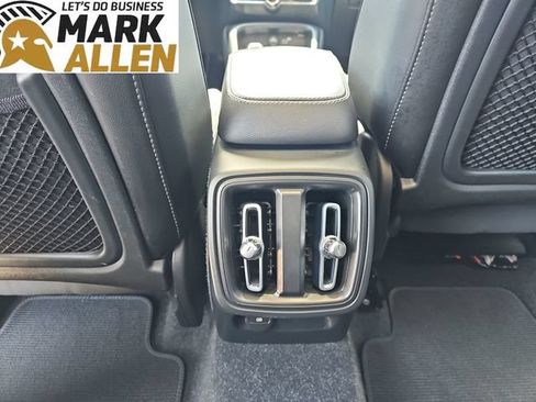 Used 2023 Volvo XC40 B4 Ultimate FWD image 21