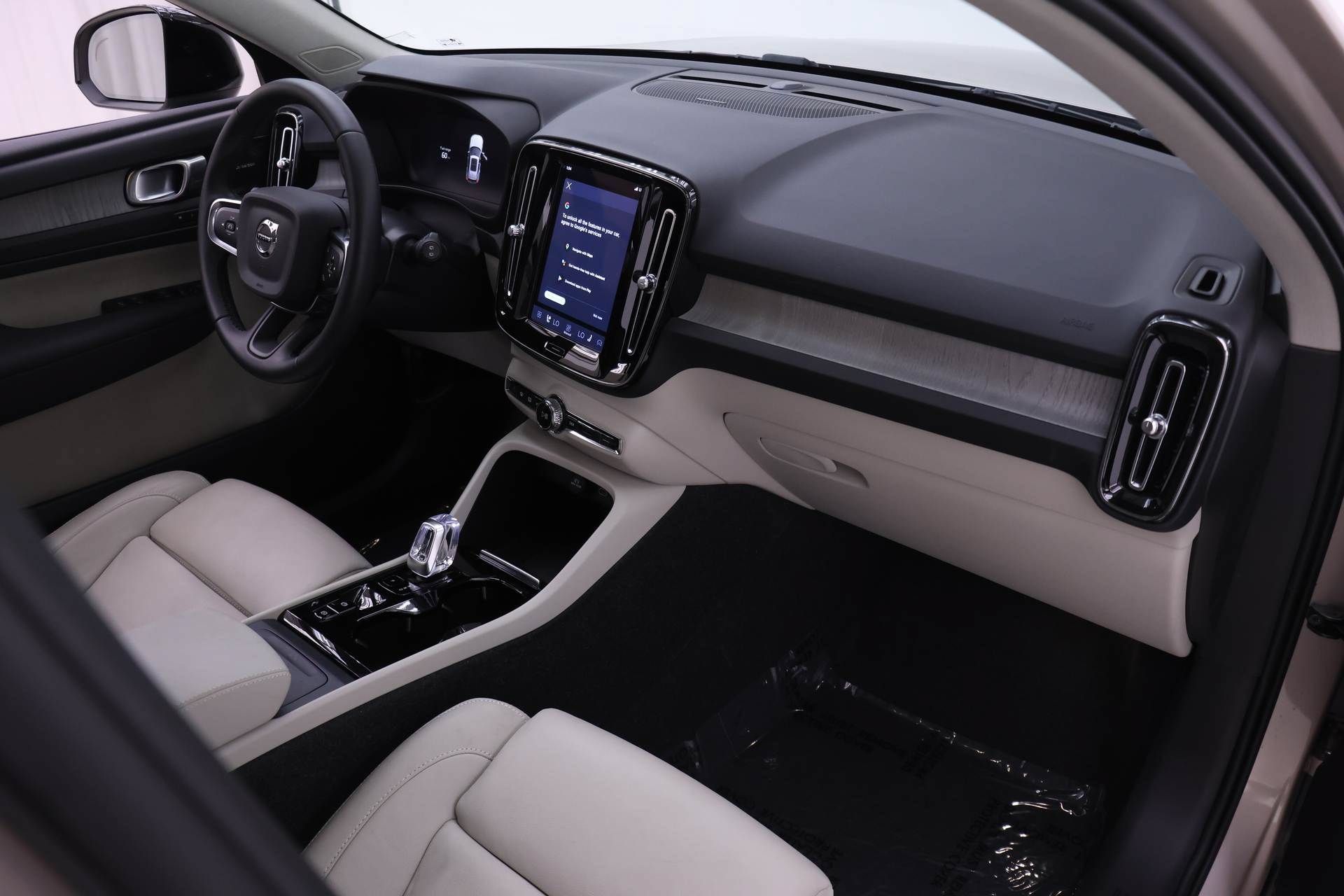 Certified 2024 Volvo XC40 B5 Ultimate w/ Protection Package Premier AWD/4WD image 25
