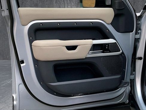 Used 2023 Land Rover Defender 110 SE image 19