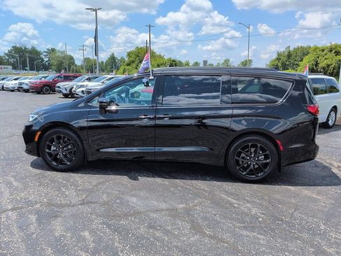 Used 2024 Chrysler Pacifica Touring-L w/ S Appearance Package FWD image 4