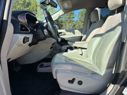 Used 2018 Chrysler Pacifica Touring-L w/ Advanced Safetytec Group image 11