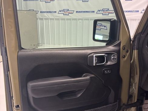 Used 2025 Jeep Gladiator Sport AWD/4WD image 17