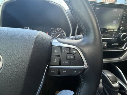 Used 2020 Toyota Highlander XLE image 24