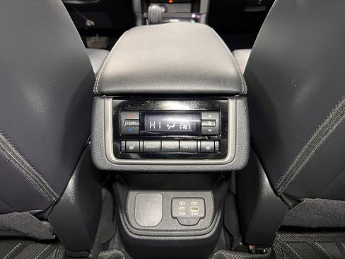 Used 2023 Subaru Ascent Limited w/ Technology Package AWD/4WD image 31