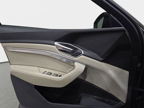 Used 2021 Audi e-tron Premium Plus w/ Premium Plus Package image 28