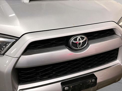 Used 2018 Toyota 4Runner TRD Off-Road Premium AWD/4WD image 30