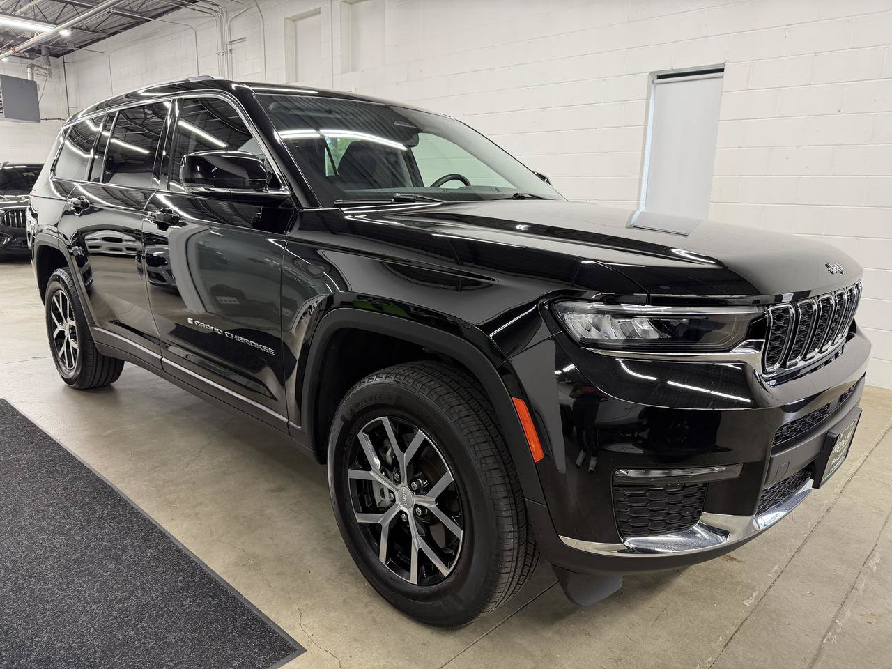Used 2023 Jeep Grand Cherokee L Limited AWD/4WD image 3