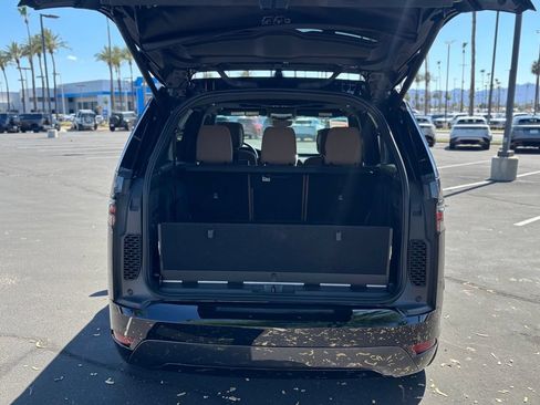 Used 2025 Land Rover Discovery Dynamic SE AWD/4WD image 19