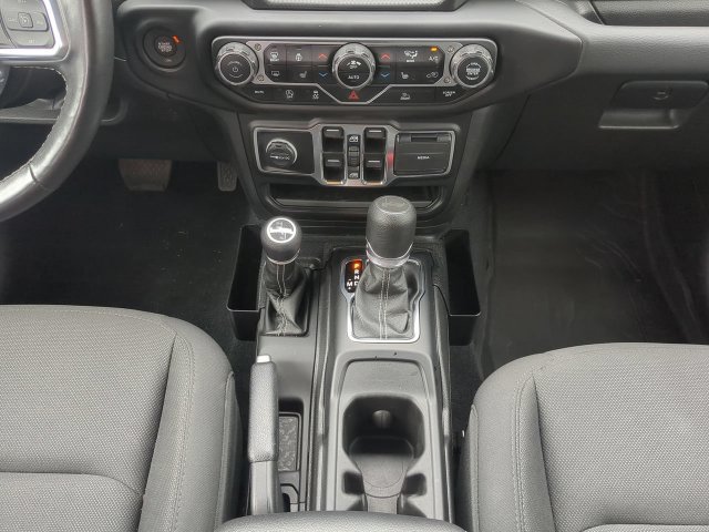 Used 2023 Jeep Wrangler Unlimited Sahara w/ Cold Weather Group AWD/4WD image 21