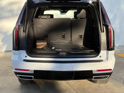 New 2026 Cadillac Escalade Luxury image 9