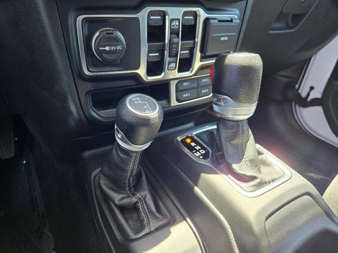 Used 2024 Jeep Wrangler Unlimited Sahara AWD/4WD image 18