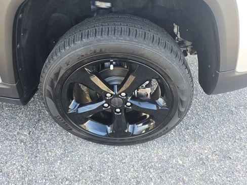 Used 2023 Jeep Grand Cherokee Limited w/ Black Appearance Package image 36