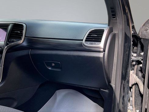 Used 2019 Jeep Grand Cherokee Laredo w/ Security & Convenience Group image 30