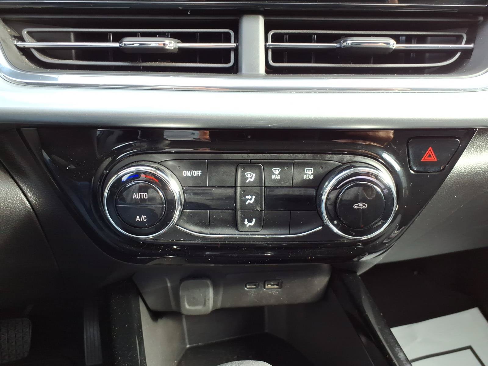 Used 2025 Chevrolet Trax LT FWD image 20