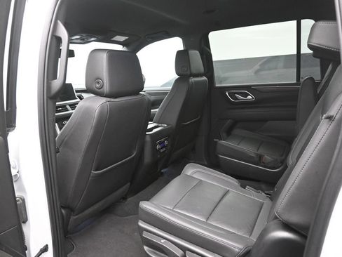 Used 2022 Chevrolet Suburban LT w/ Luxury Package RWD image 2