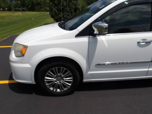Used 2014 Chrysler Town & Country Touring-L w/ Trailer Tow Group FWD image 33
