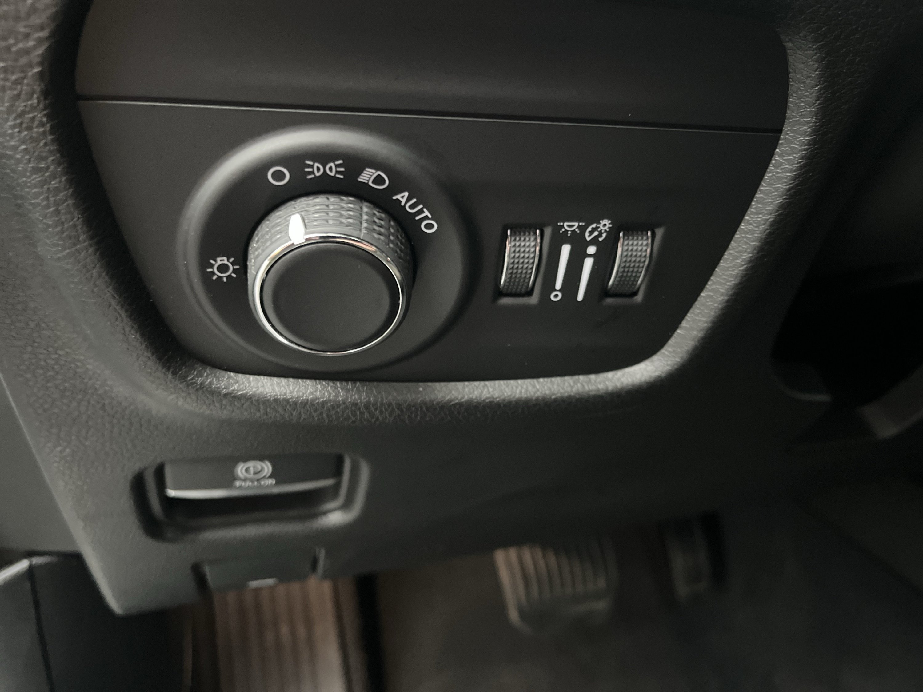 Used 2023 Jeep Grand Cherokee Laredo w/ Luxury Tech Group I AWD/4WD image 19