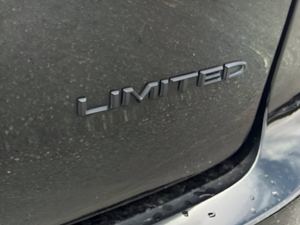 Used 2025 Chrysler Pacifica Limited FWD image 27