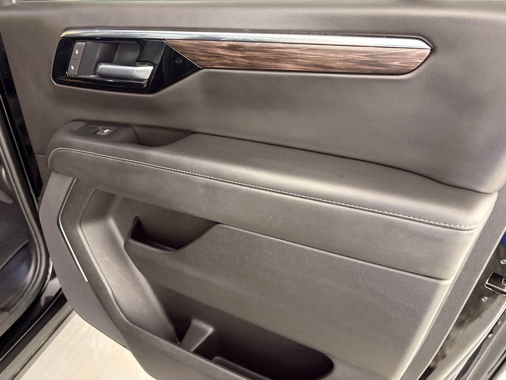 Used 2025 Chevrolet Suburban Z71 AWD/4WD image 41