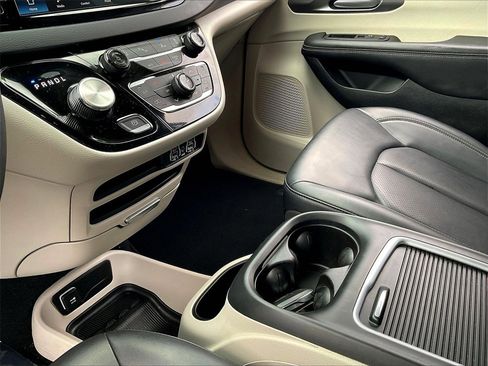 Used 2024 Chrysler Pacifica Touring-L image 20
