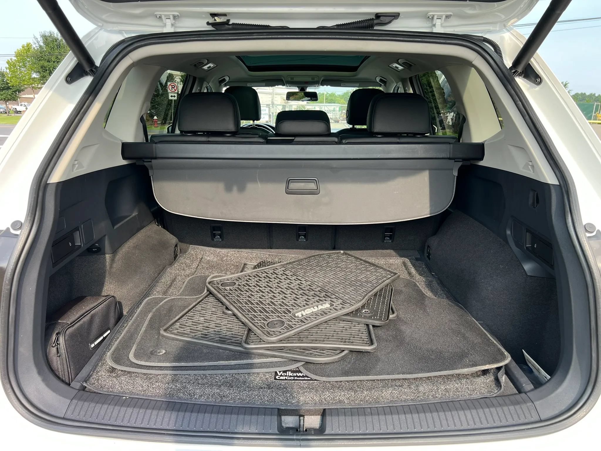 Used 2018 Volkswagen Tiguan SEL AWD/4WD image 45