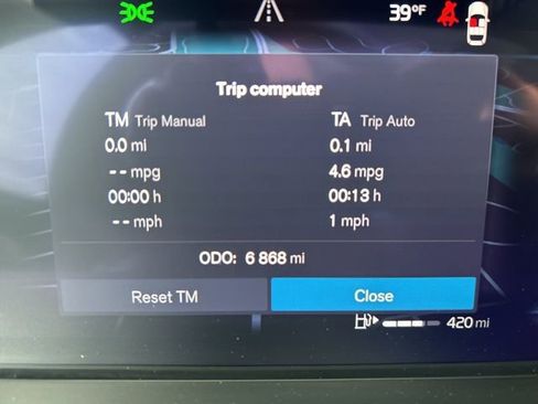 Certified 2025 Volvo XC40 B5 Plus image 21