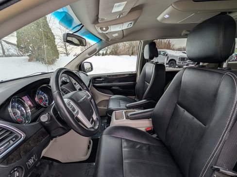 Used 2016 Chrysler Town & Country Touring image 10