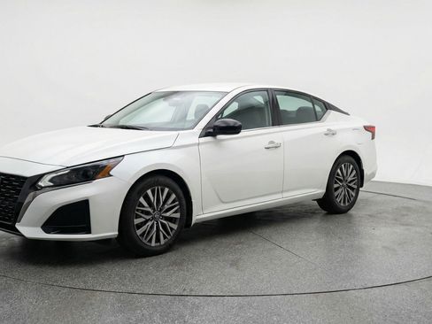 Used 2025 Nissan Altima 2.5 SV FWD image 3