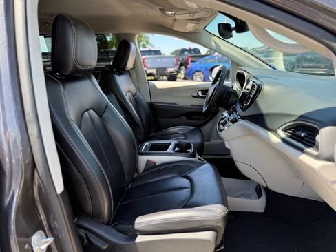 Used 2023 Chrysler Pacifica Touring-L FWD image 16