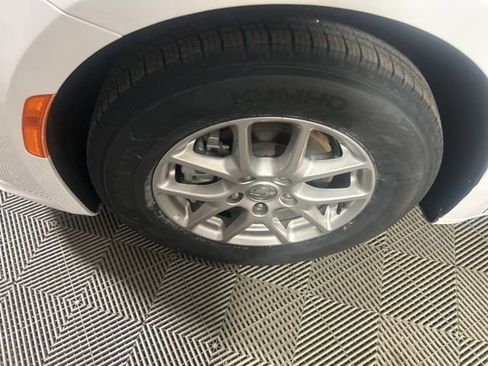 Used 2024 Chrysler Pacifica Touring-L FWD image 25