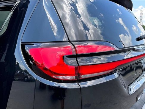 Used 2023 Chrysler Pacifica Touring-L FWD image 25