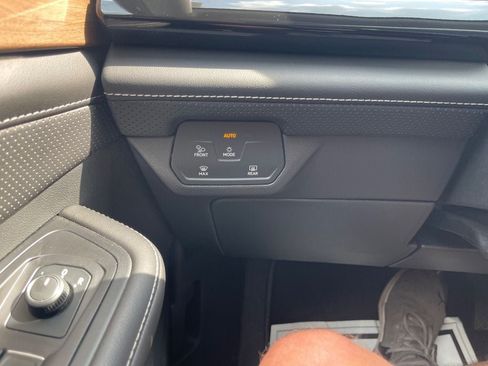 Used 2025 Volkswagen Atlas SE FWD image 19