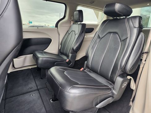 Used 2024 Chrysler Pacifica Touring-L image 13