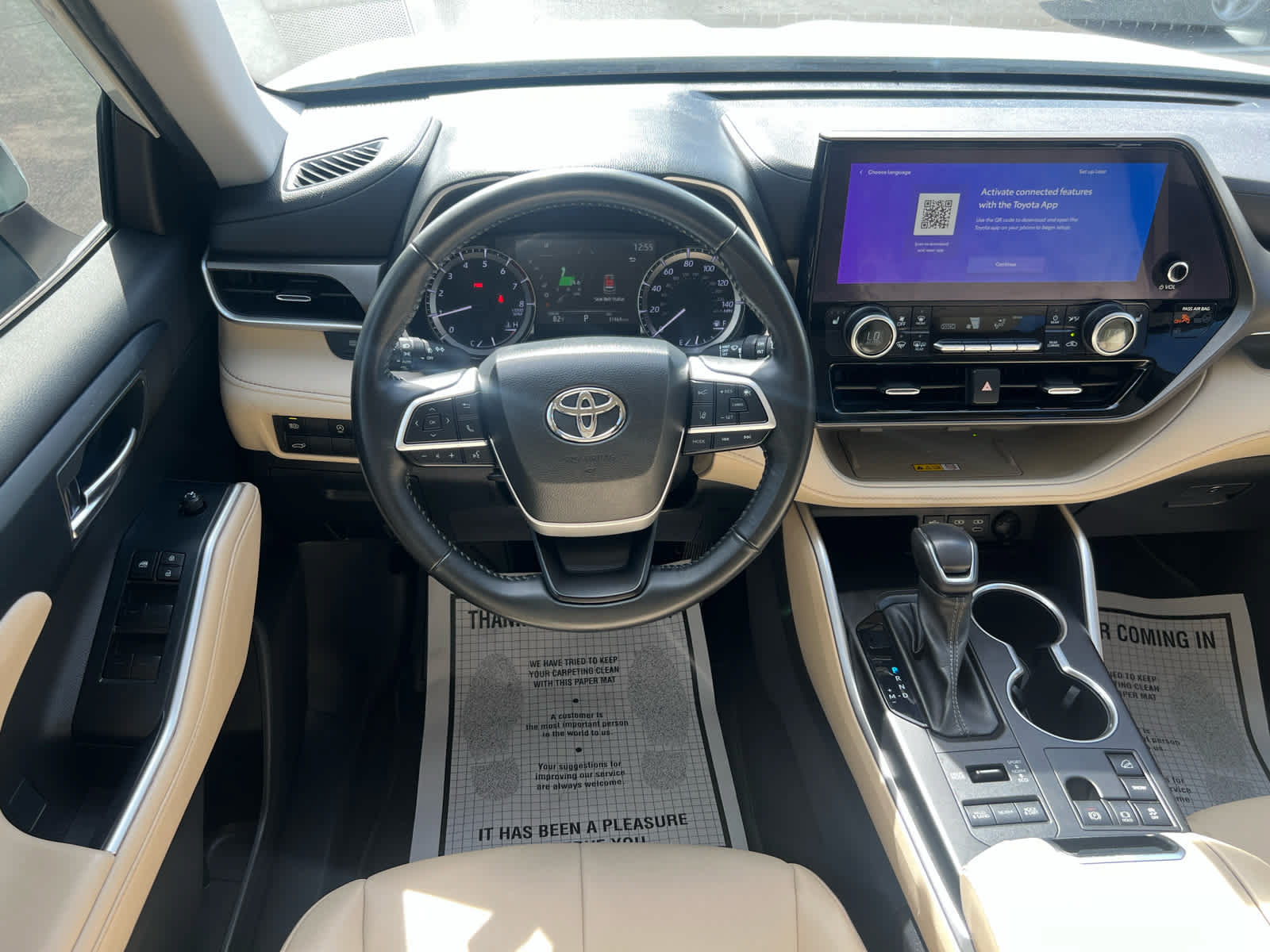 Used 2023 Toyota Highlander XLE AWD/4WD image 2