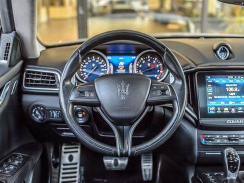 Used 2018 Maserati Ghibli GranSport image 29