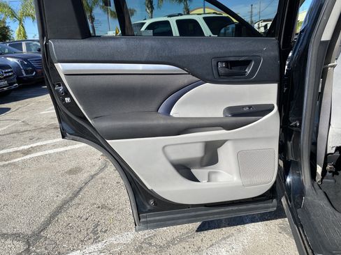 Used 2018 Toyota Highlander LE w/ Carpet Mat Package (TMS) image 18