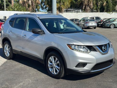 Used 2016 Nissan Rogue SV image 2