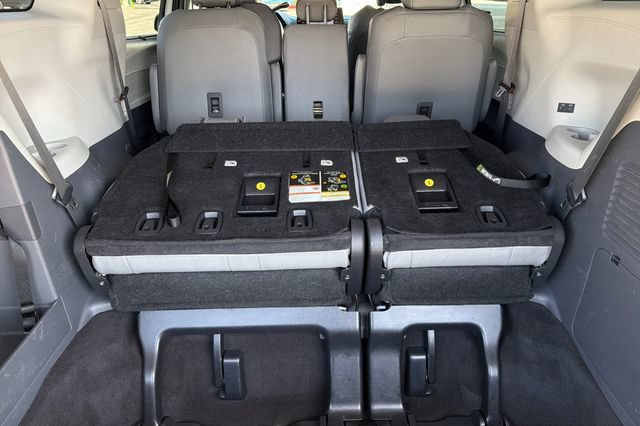 Used 2024 Toyota Sienna XLE FWD image 19