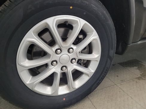 Used 2022 Jeep Grand Cherokee Laredo E image 31