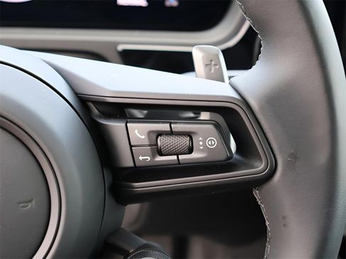 Used 2025 Porsche Cayenne Coupe image 30