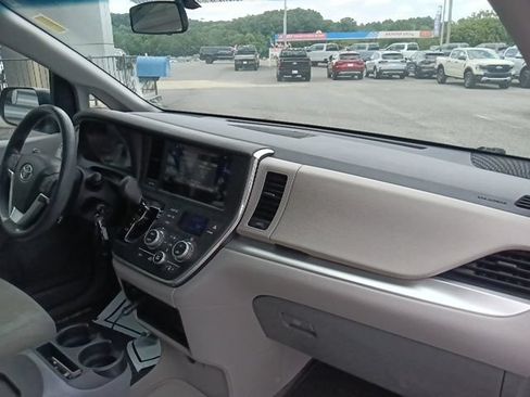 Used 2015 Toyota Sienna L FWD image 33