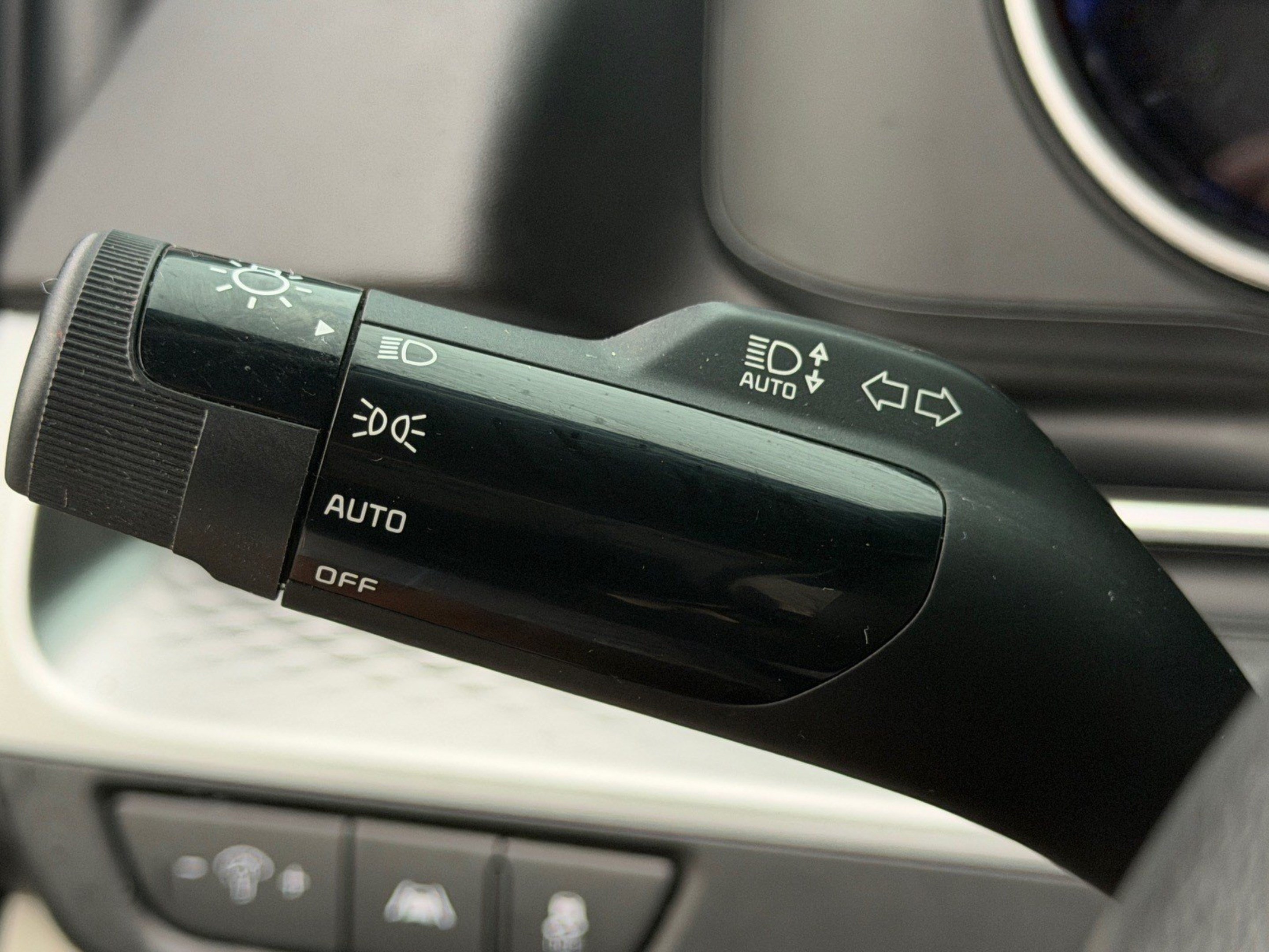 Used 2022 Kia Carnival LX FWD image 32