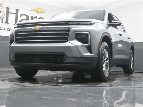 Used 2025 Chevrolet Traverse LT image 4