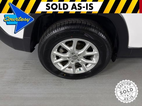 Used 2018 Jeep Cherokee Latitude Plus w/ Comfort/Convenience Group FWD image 11
