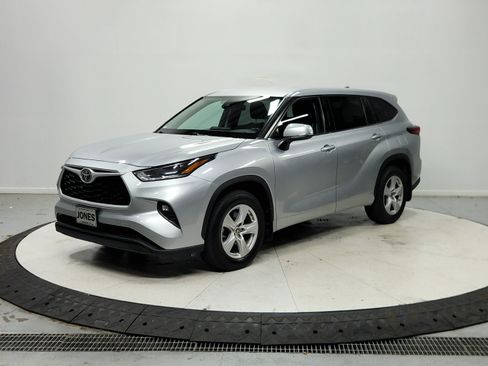 Used 2021 Toyota Highlander LE AWD/4WD image 4