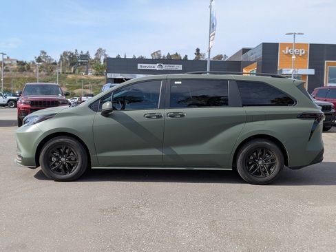 Used 2023 Toyota Sienna XLE image 2