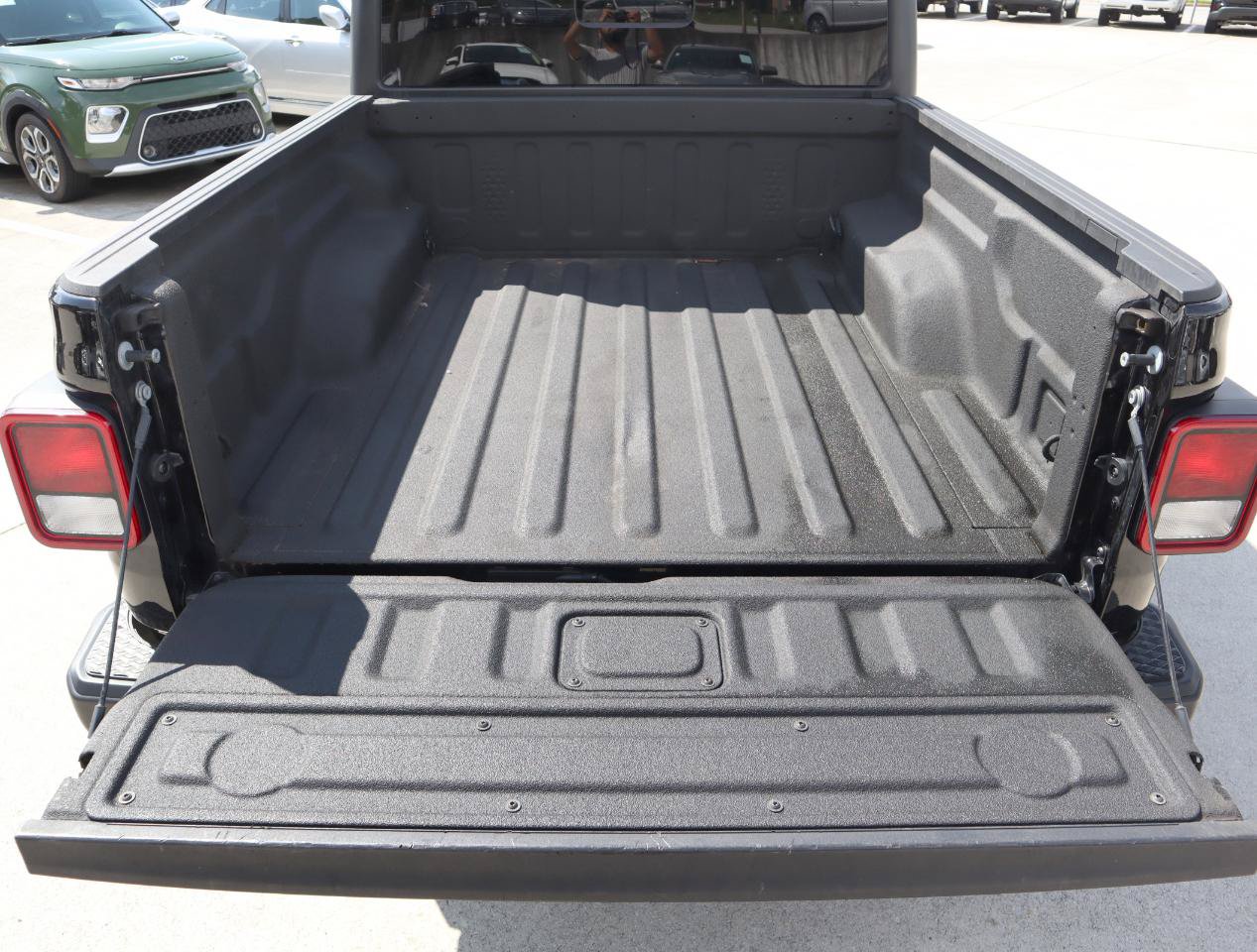Used 2020 Jeep Gladiator Overland w/ Trailer Tow Package AWD/4WD image 6