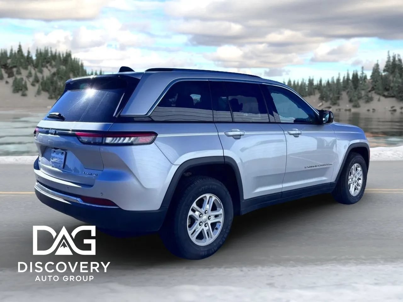 Used 2024 Jeep Grand Cherokee Laredo AWD/4WD image 3